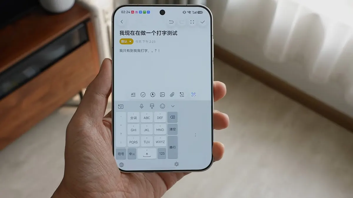 Široký telefon HUAWEI Pura X View usnadňuje ovládání jednou rukou