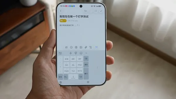 Široký telefon HUAWEI Pura X View usnadňuje ovládání jednou rukou